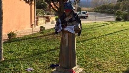 Mettono il reggiseno alla statua di Padre Pio
