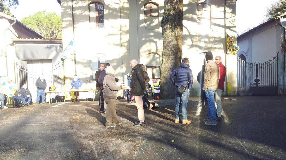 Apre la strada per raggiungere il nuovo mattatoio