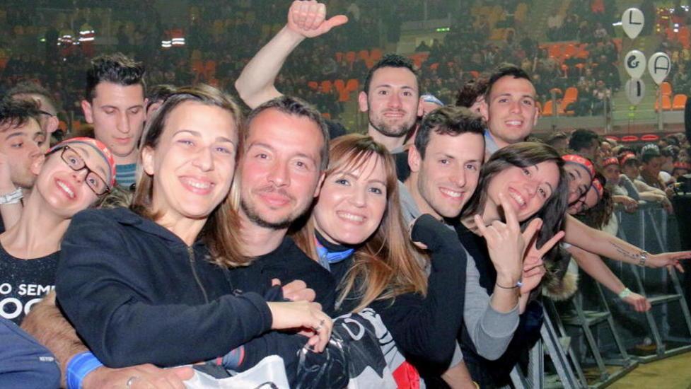 La prima notte di Ligabue accende il cuore dei fan