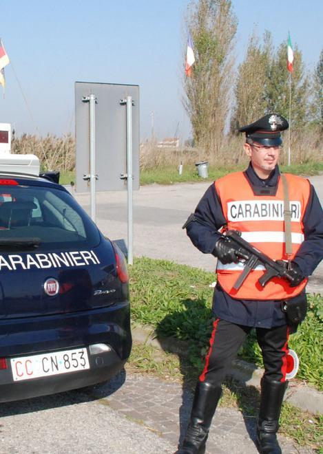Avvicinano anziana e tentano di rapinarla: denunciati 