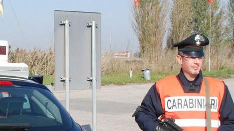 Avvicinano anziana e tentano di rapinarla: denunciati