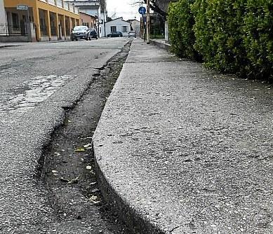 Un viaggio tra le buche appena fuori dal centro 