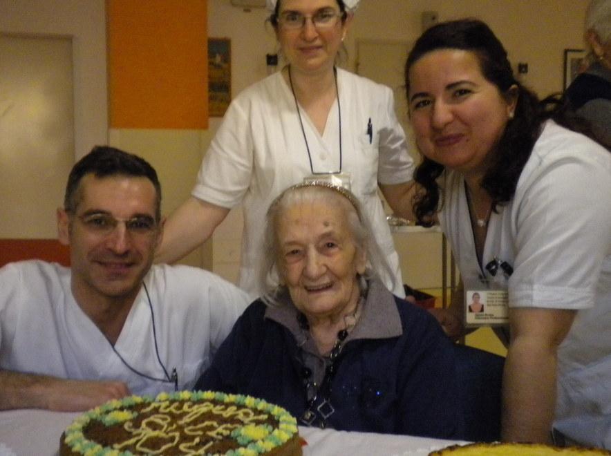 Nonna Bice compie 105 anni Festa al centro di accoglienza