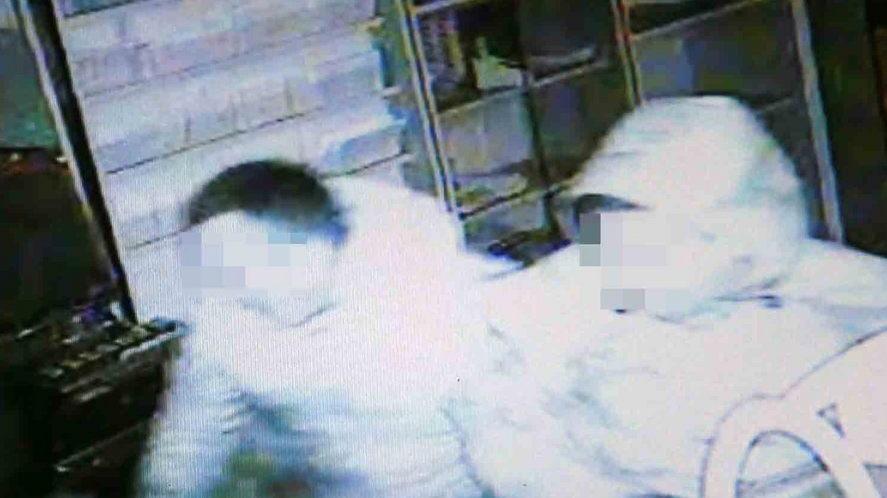 In tre con le tute bianche portano via anche i contanti