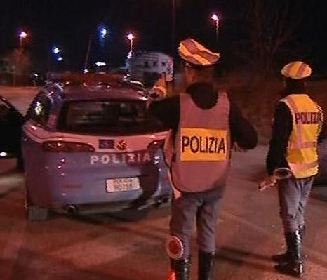 Inseguiti dalla polizia stradale i ladri lanciano attrezzi e bici 