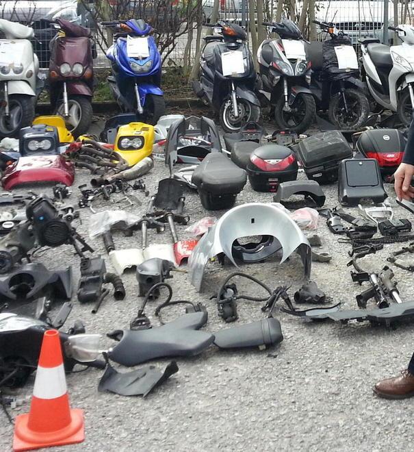 Ricettazione, nascoste nel garage 10 carcasse di moto 