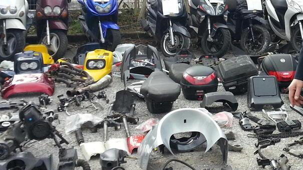Ricettazione, nascoste nel garage 10 carcasse di moto