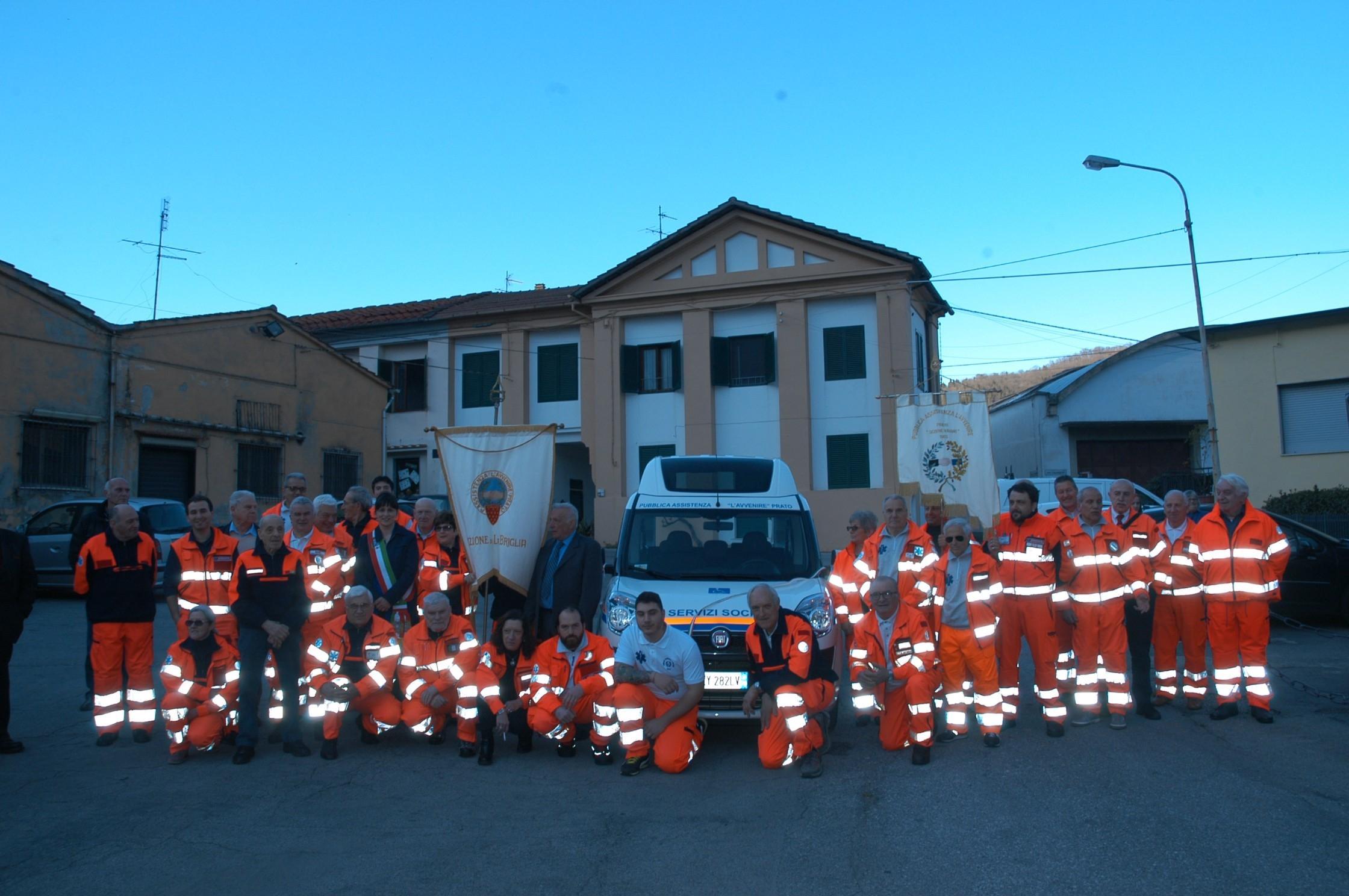 I volontari della Pubblica Assistenza della Briglia col nuovo mezzo