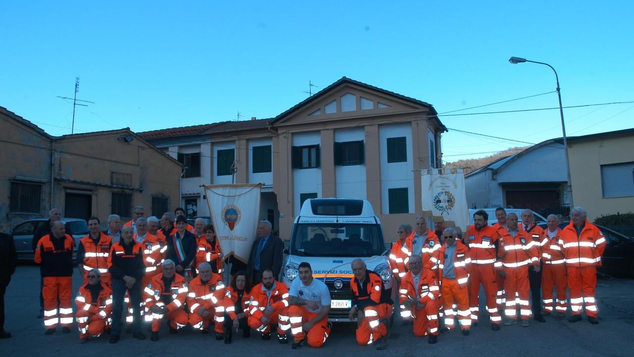 I volontari della Pubblica Assistenza della Briglia col nuovo mezzo
