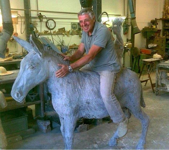 Renzo "il Cecio" Magnanelli scherza con la statua in bronzo del ciuco