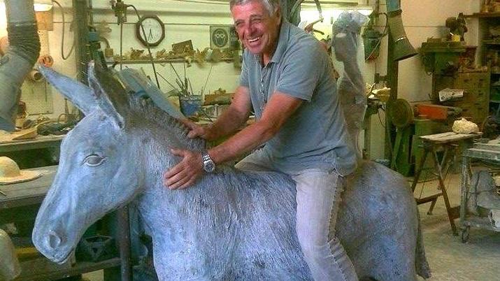 Renzo "il Cecio" Magnanelli scherza con la statua in bronzo del ciuco
