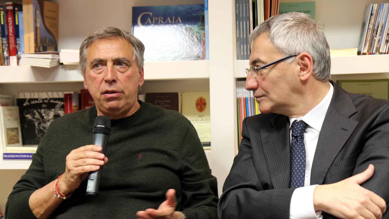 L'ex sindaco Alessandro Cosimi e il capocronista del Tirreno, Alessandro Guarducci alla libreria Erasmo (Salvini Pentafoto)