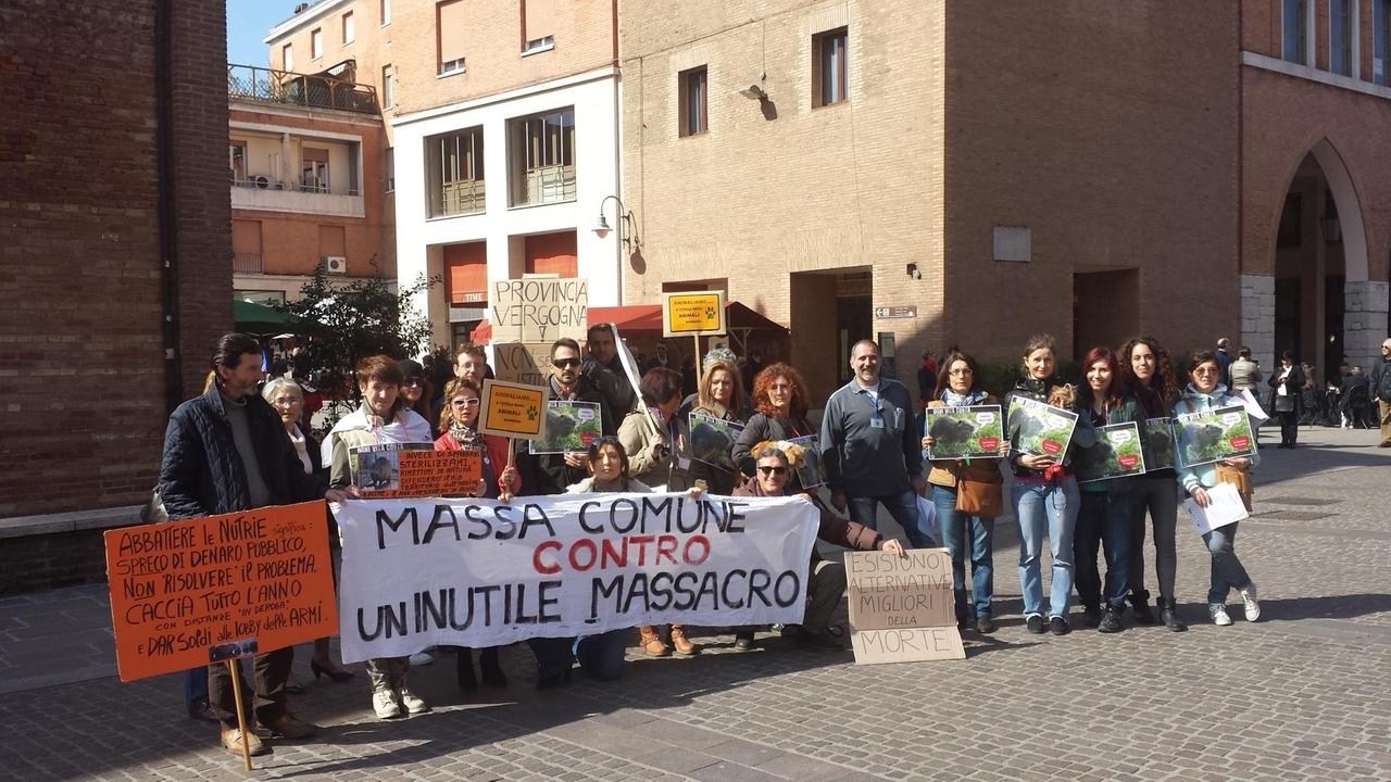La protesta degli animalisti in piazza Trento Trieste contro la soppressione delle nutrie