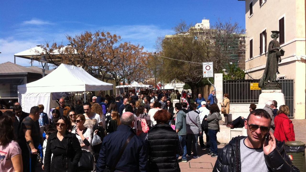 Piazze d'Europa a Follonica la mattina di domenica 29 marzo 2015 (foto Giorgio)