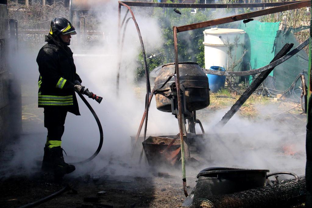 I vigili del fuoco spengono l'incendio (Marzi Pentafoto)