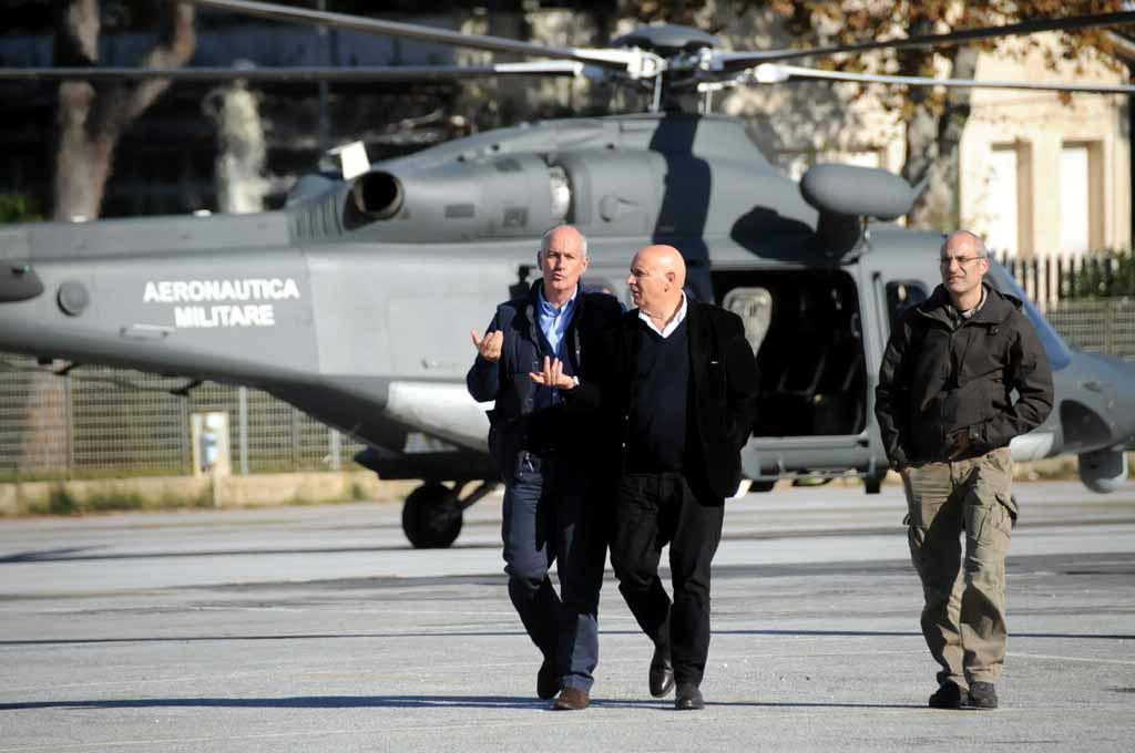 Franco Gabrielli (a sinistra) in arrivo a Carrara per un sopralluogo (foto d'archivio)
