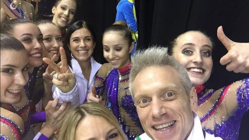 Marta Pagnini insieme alle Farfalle azzurre raggiante per l'oro conquistato