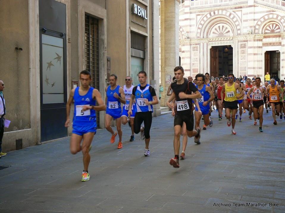 I podisti subito dopo la partenza, in via Manin (foto da teammarathonbike.it)