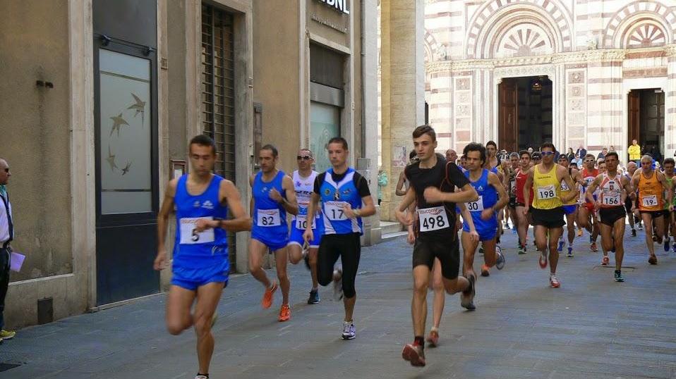 I podisti subito dopo la partenza, in via Manin (foto da teammarathonbike.it)