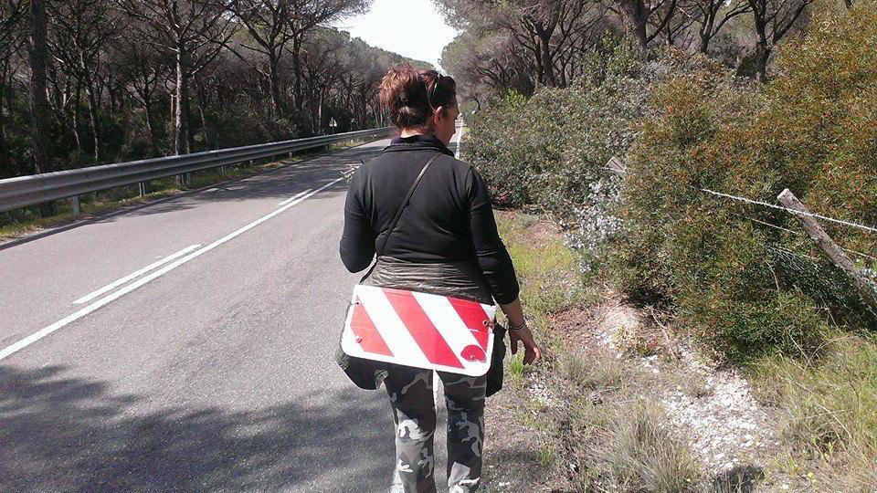 Gisella il 30 marzo 2014 cerca asparagi lungo le Collacchie con la sua "borsa di sicurezza"