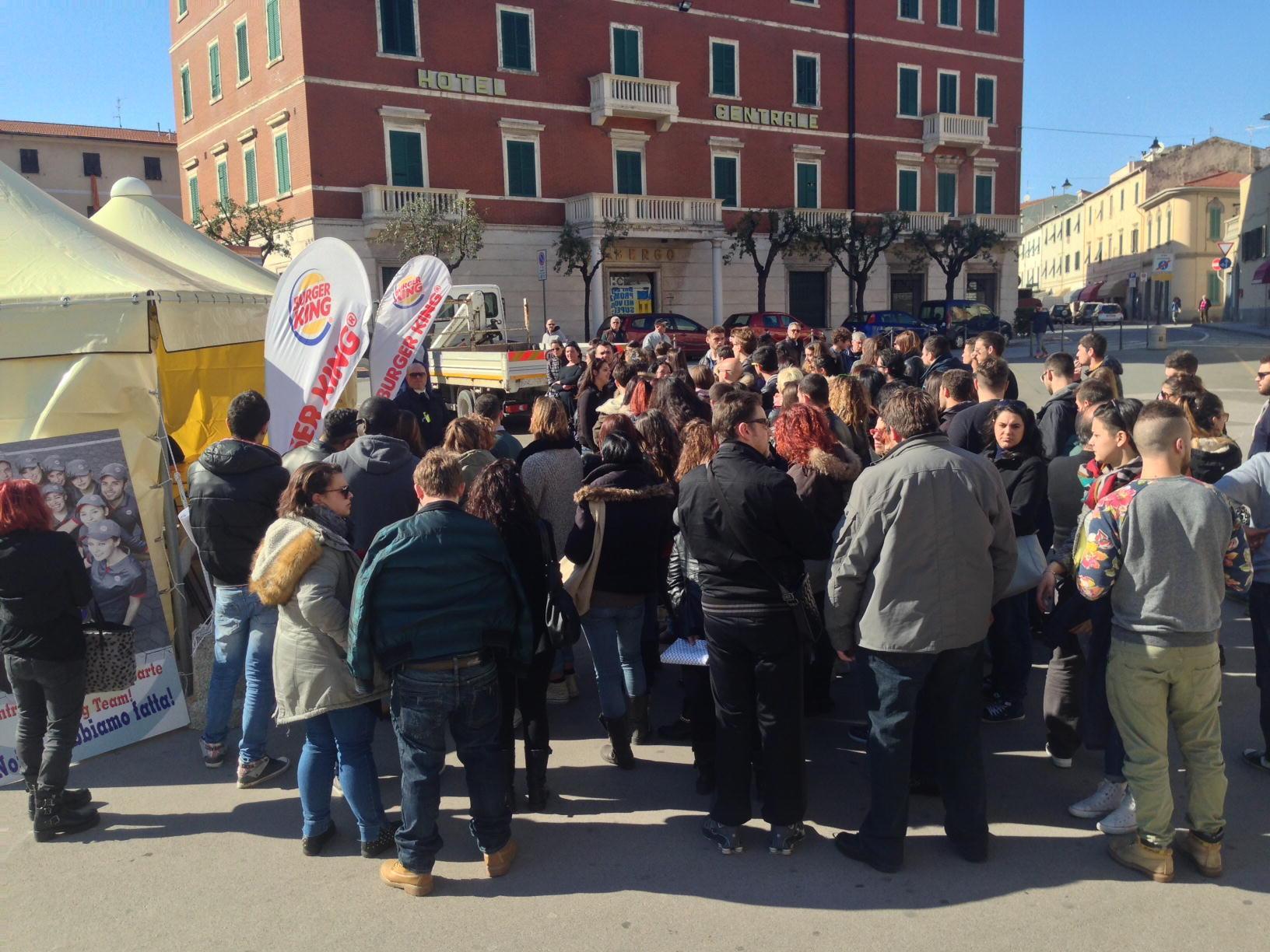 Piazza Verdi: in centocinquanta in fila, anche tutto il pomeriggio, per il colloquio coi selezionatori Burger King