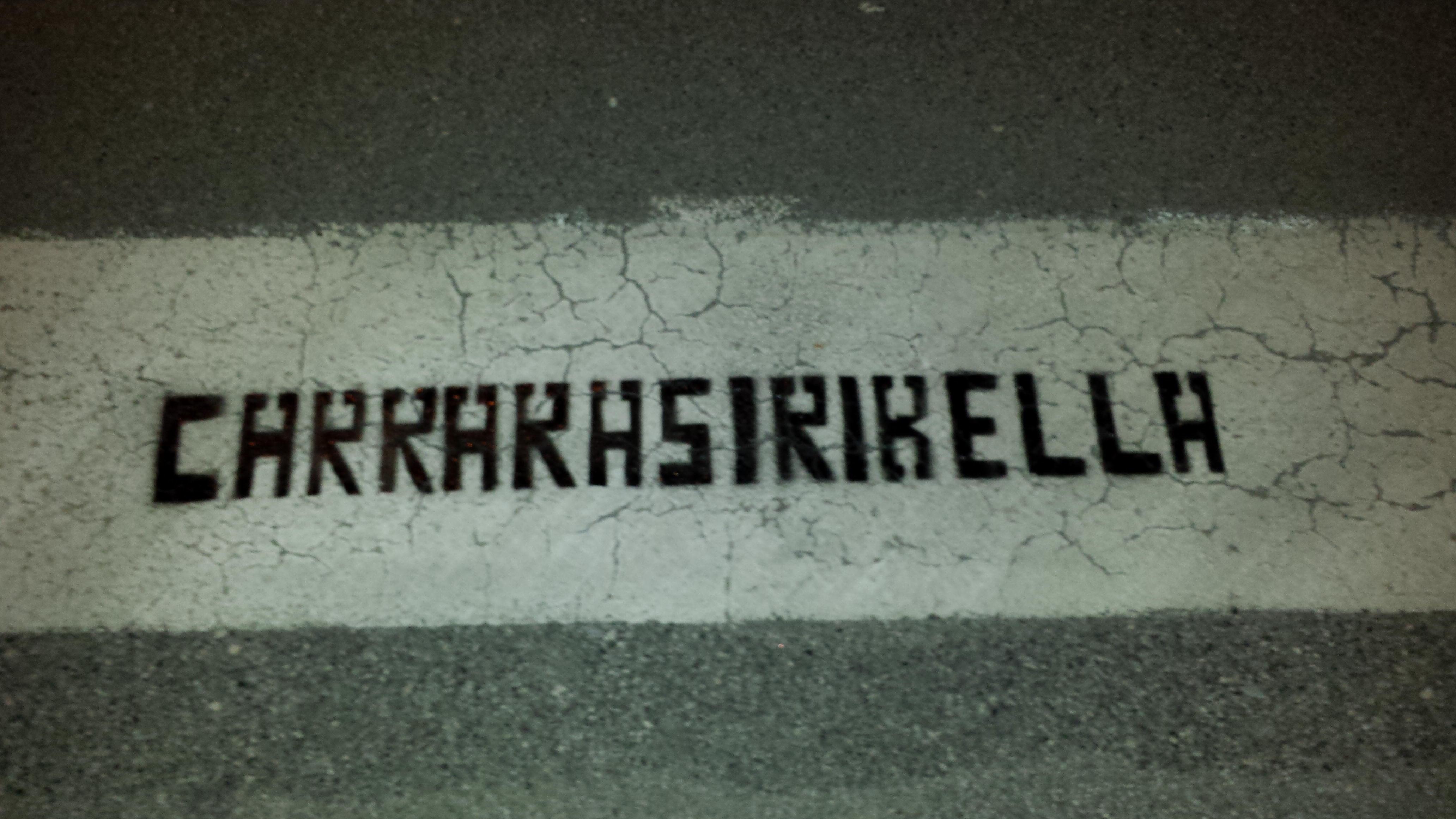 Una delle scritte comparse sulle strisce pedonali