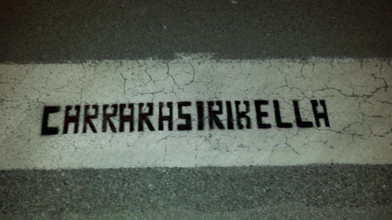 Una delle scritte comparse sulle strisce pedonali