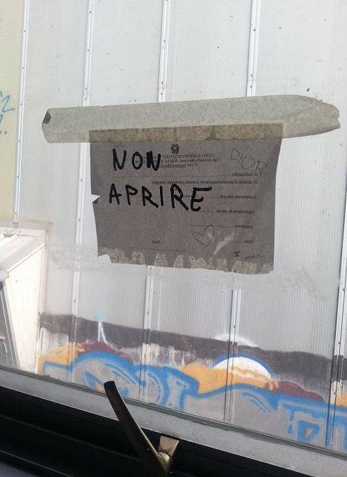 Una delle finestre pericolanti al liceo Buonarroti