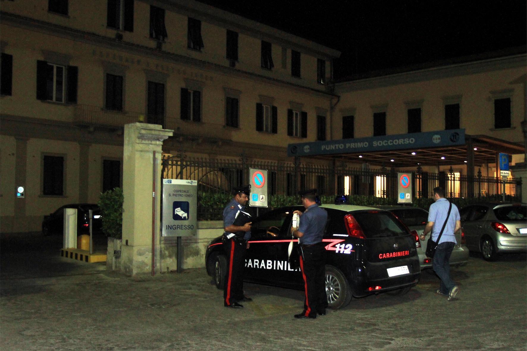 I carabinieri davanti all’ospedale San Pietro Igneo di Fucecchio (foto d’archivio)