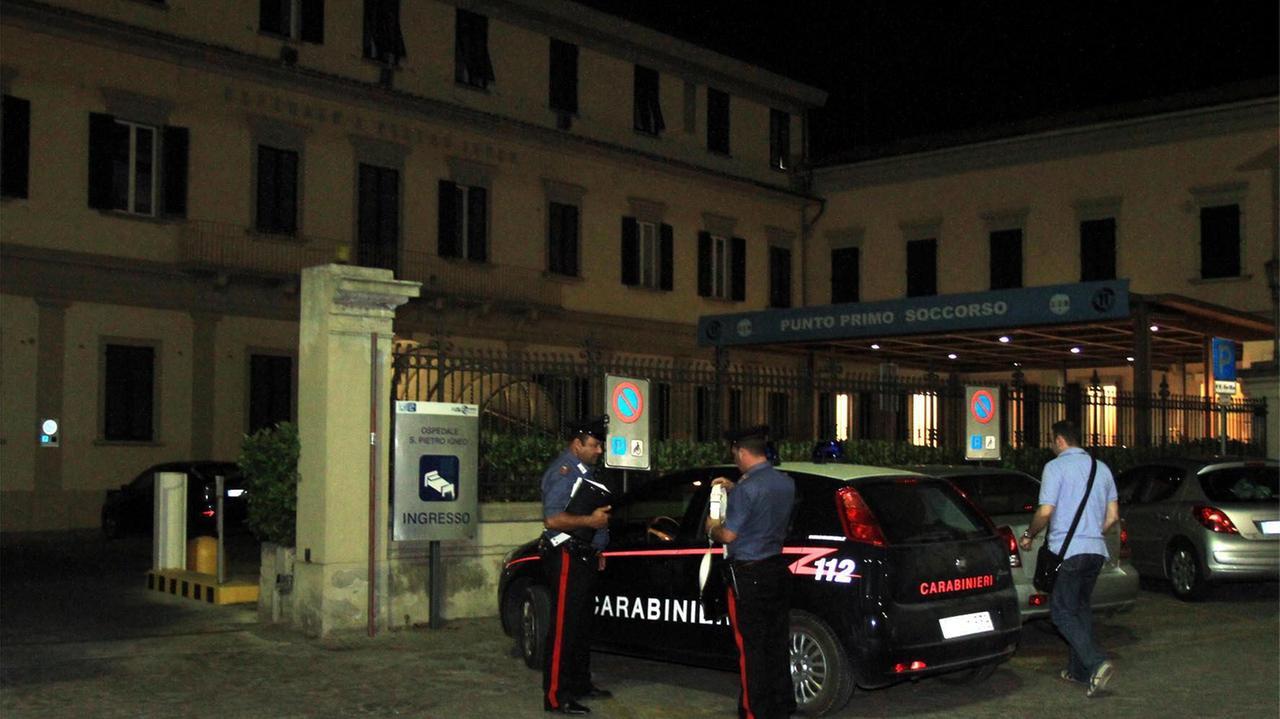 I carabinieri davanti all’ospedale San Pietro Igneo di Fucecchio (foto d’archivio)