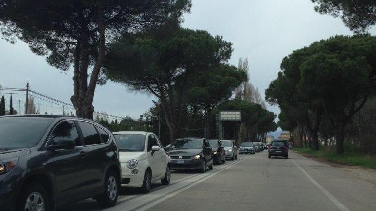 Litorale pisano, code sulle strade che portano al mare
