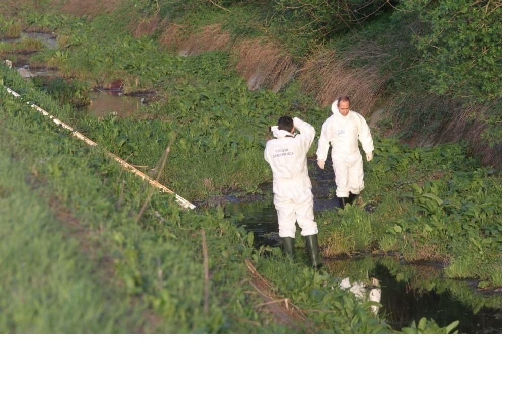 La polizia scientifica sul luogo del ritrovamento del cadavere (foto da Repubblica.it)