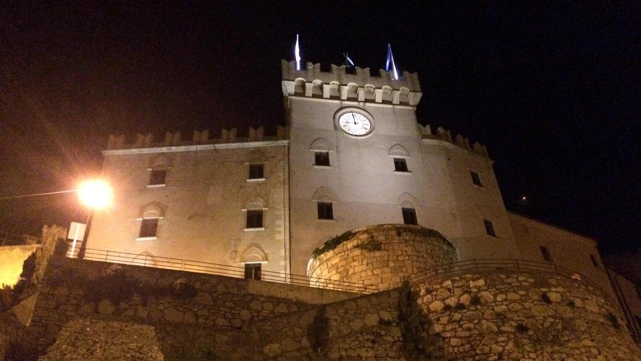 Il castello illuminato, come si presentava poco dopo le 20.30 del 28 marzo (foto Falorni/Silvi)