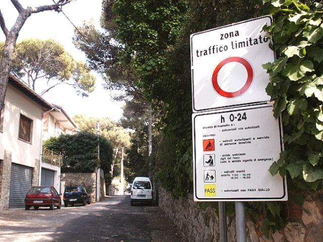 Una zona di Castiglioncello con i cartelli della Ztl 