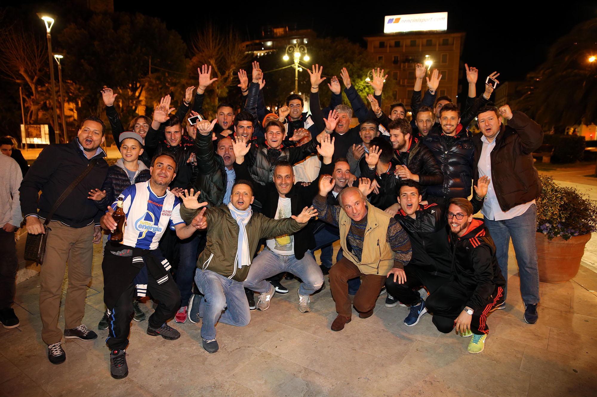 I festeggiamenti in piazza del Popolo dopo la promozione (Foto Nucci)