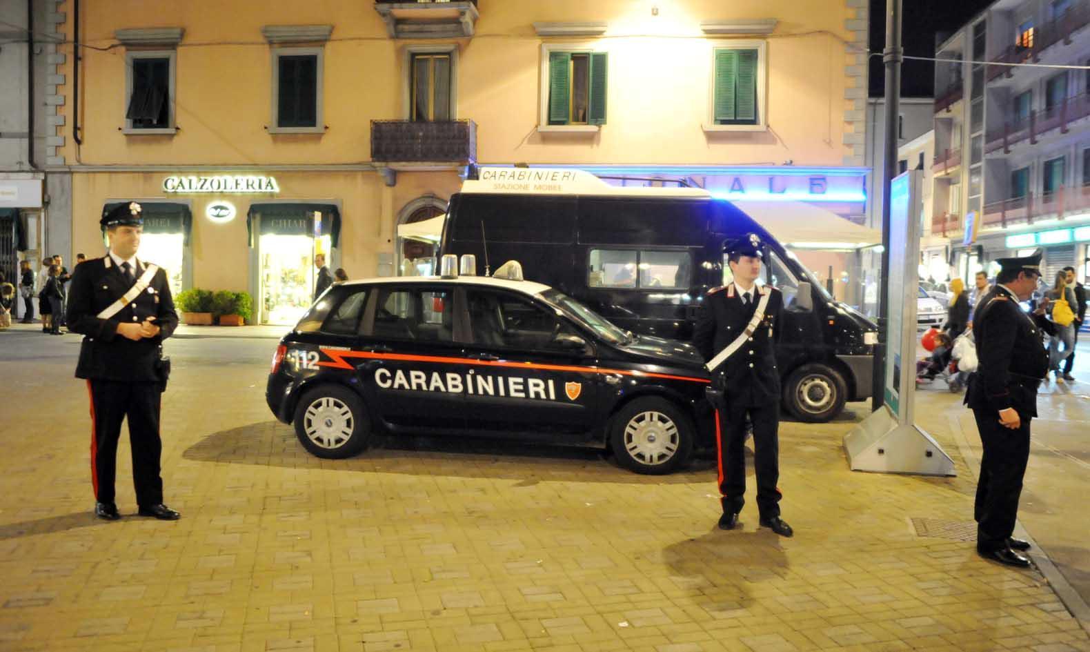 Una pattuglia di carabinieri durante un controllo in centro (foto Pabar)
