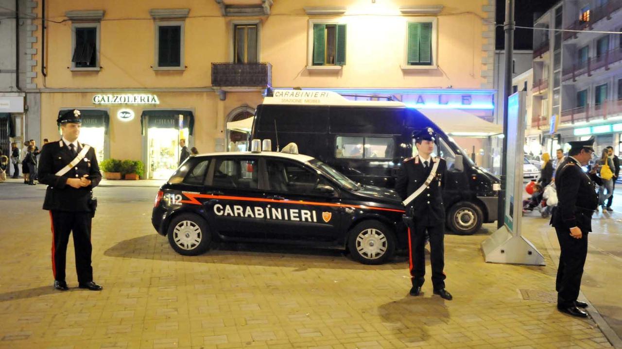 Una pattuglia di carabinieri durante un controllo in centro (foto Pabar)