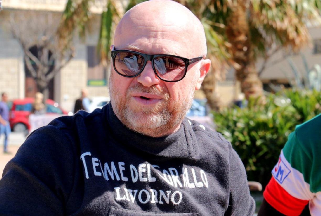 Il sindaco Filippo Nogarin con la maglietta-spot in favore delle Terne del Corallo (Marzi Pentafoto)