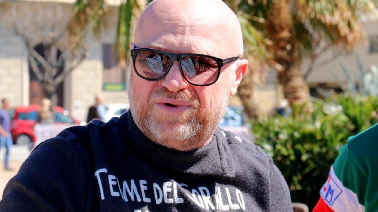 Il sindaco Filippo Nogarin con la maglietta-spot in favore delle Terne del Corallo (Marzi Pentafoto)