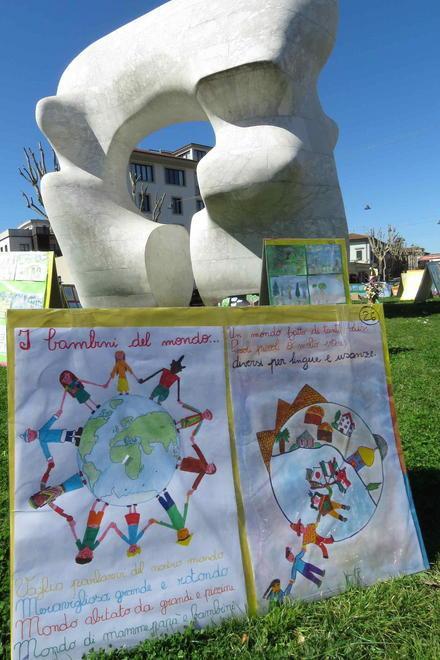 I disegni dei bambini invadono la città Via al “Prato di libri” 