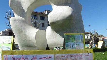 I disegni dei bambini invadono la città Via al “Prato di libri”
