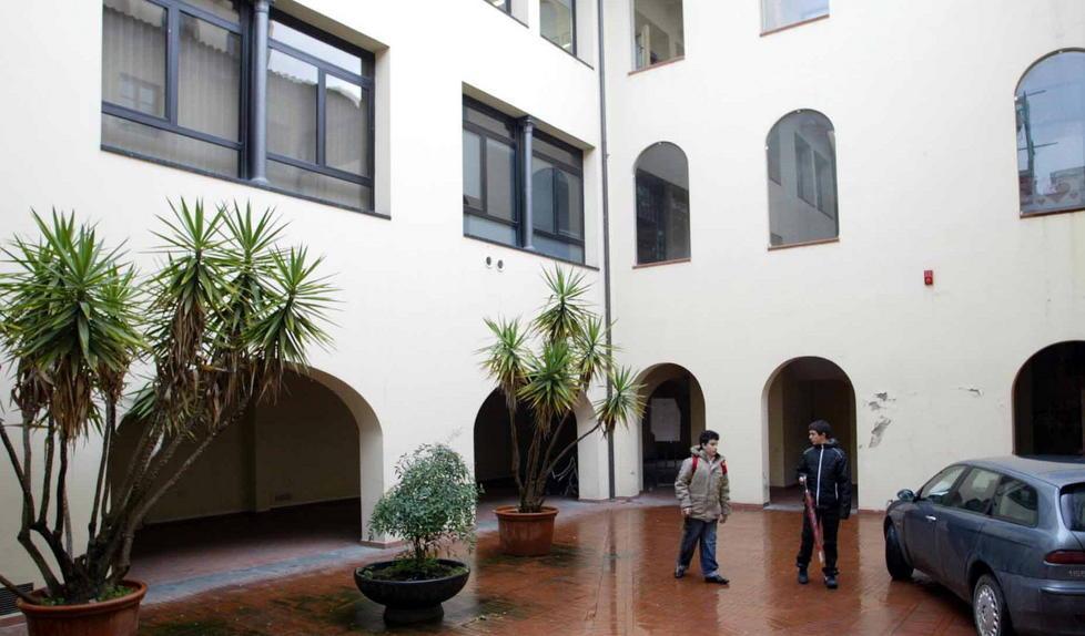 Suona a ripetizione l’allarme in biblioteca, parte la protesta 