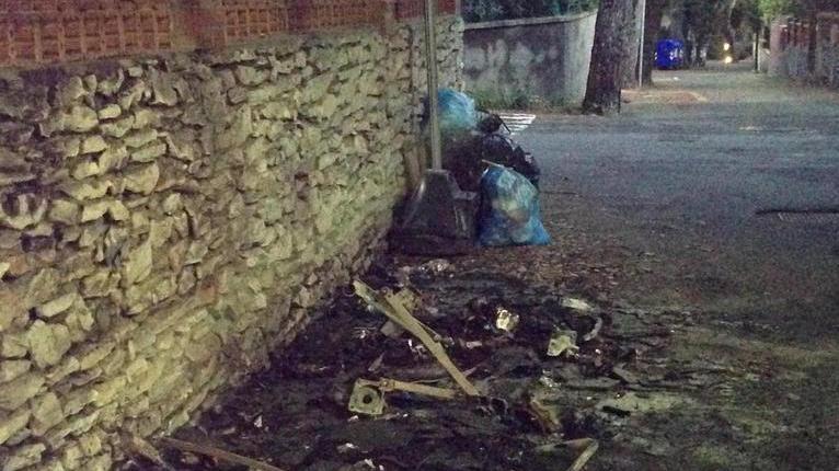 Cassonetti distrutti dal fuoco torna l’ombra del piromane