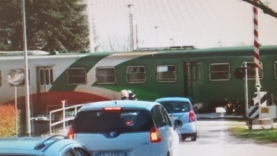 Via Fabbri, passaggio a livello in tilt