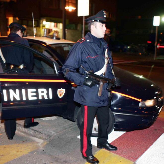 Speronano i carabinieri e poi fuggono: un arresto 