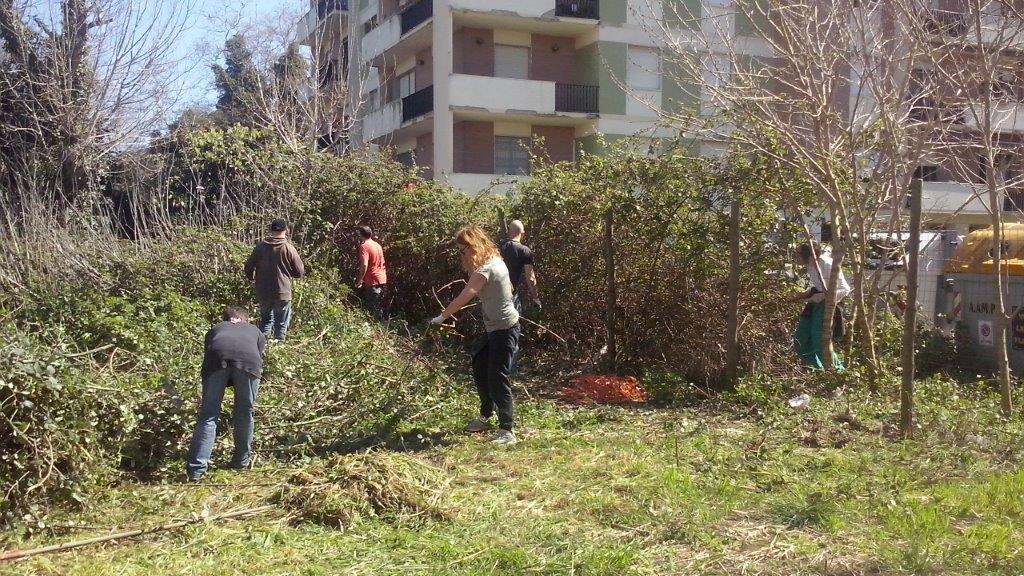 Un momento della pulizia da parte dei volontari