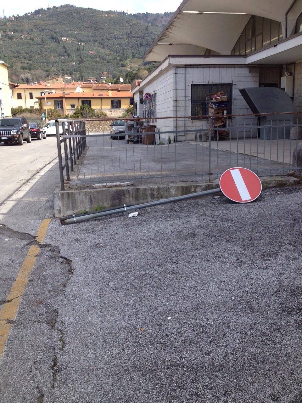 Un cartello stradale abbattuto dai vandali