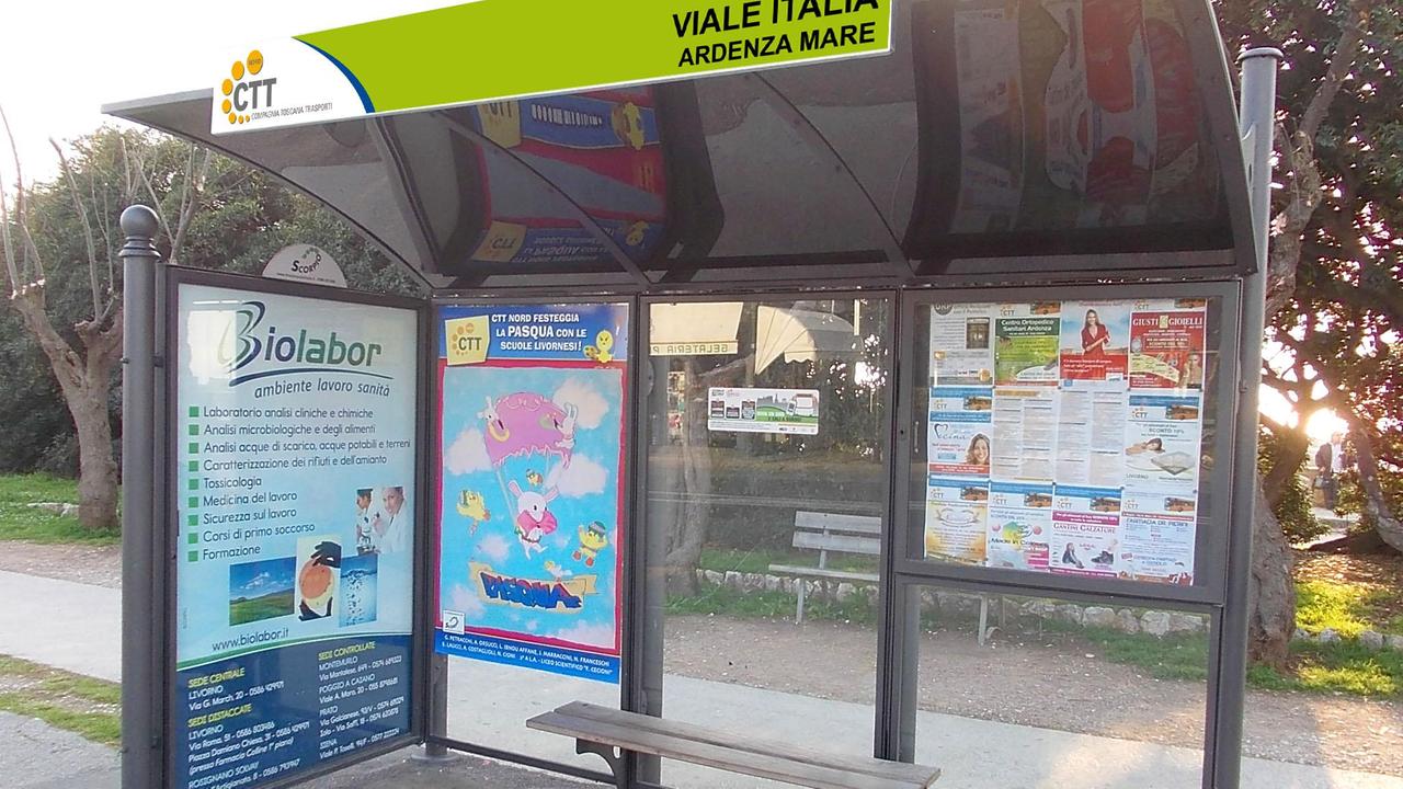 Una delle decorazioni fatte dagli studenti alla fermatata del bus