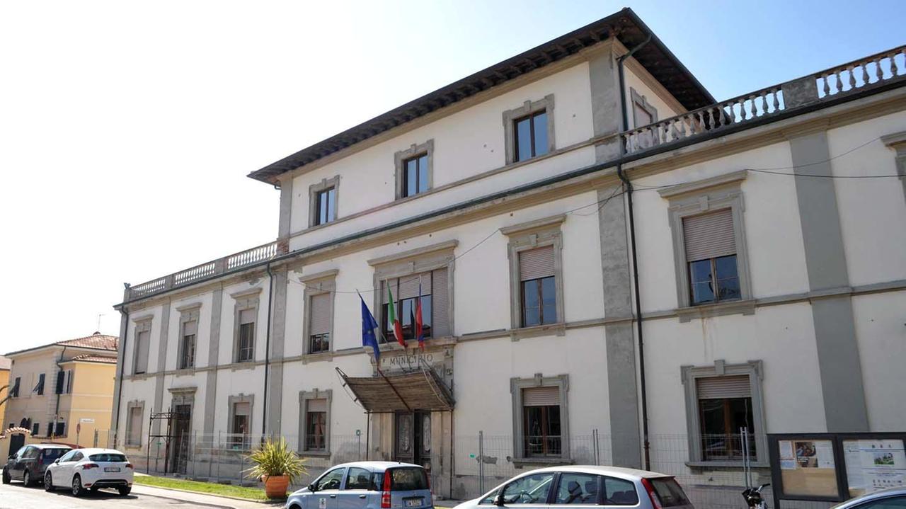 Una veduta del palazzo comunale di San Vincenzo