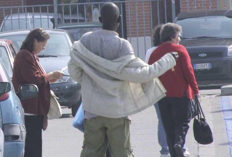 Parcheggiatori abusivi, a Cisanello posto fisso dei vigili
